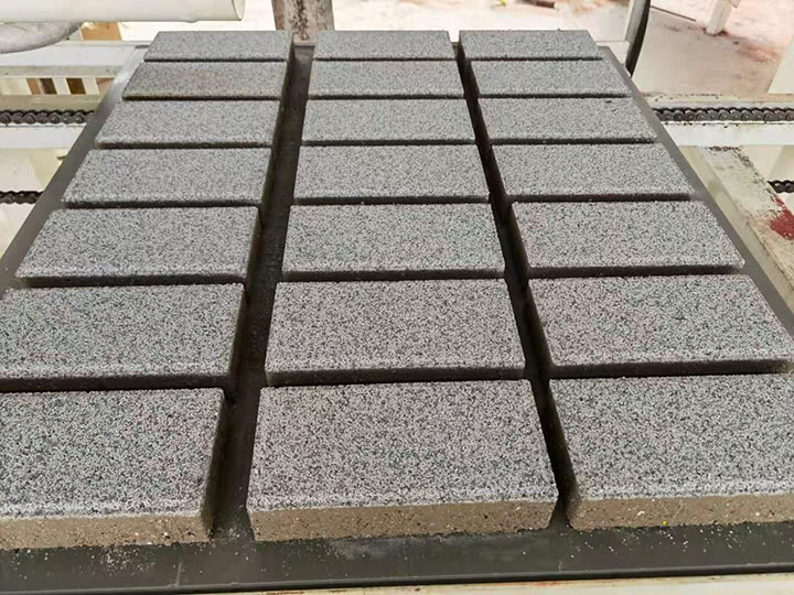 PC仿石磚機(jī)運用