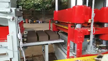 液壓磚機(jī)生產(chǎn)泥巴磚