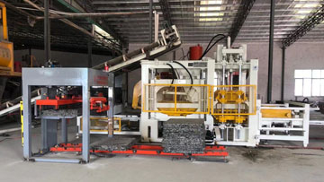 PC磚、透水磚生產(chǎn)現(xiàn)場(chǎng)