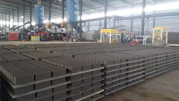 免托板磚機(jī)與普通水泥免燒磚機(jī)并行生產(chǎn)